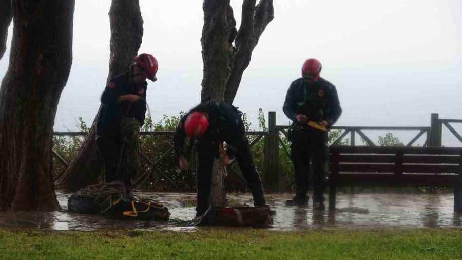 Falezlerde Mahsur Kalan Kadın İtfaiyenin Zorlu Operasyonuyla Kurtarıldı
