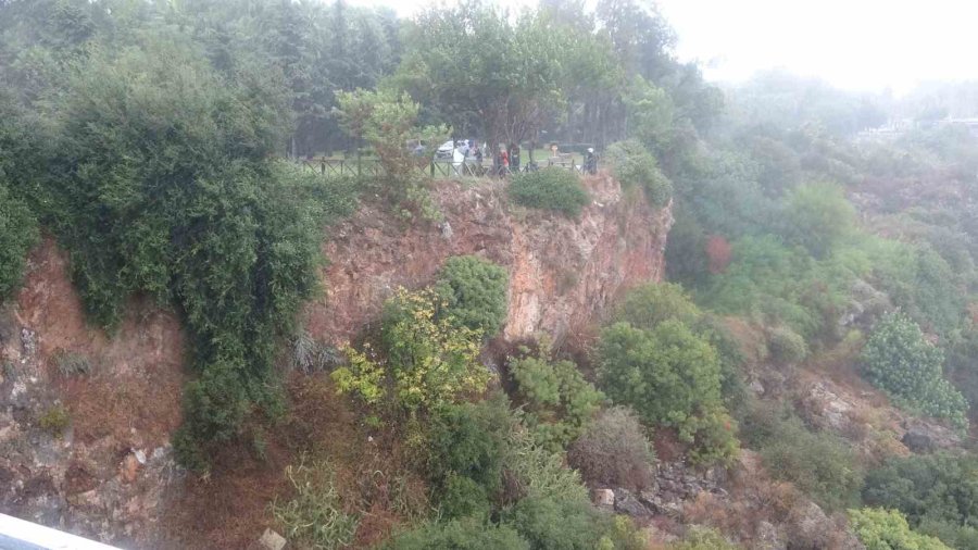 Falezlerde Mahsur Kalan Kadın İtfaiyenin Zorlu Operasyonuyla Kurtarıldı