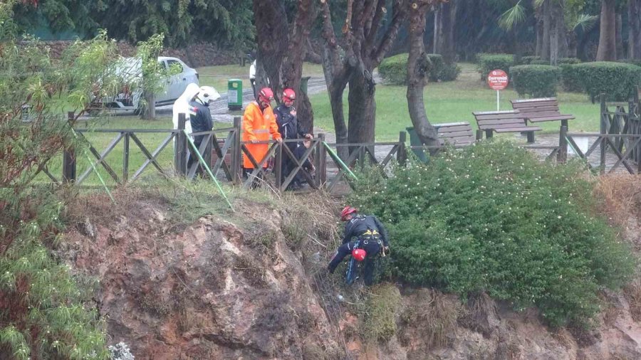 Falezlerde Mahsur Kalan Kadın İtfaiyenin Zorlu Operasyonuyla Kurtarıldı