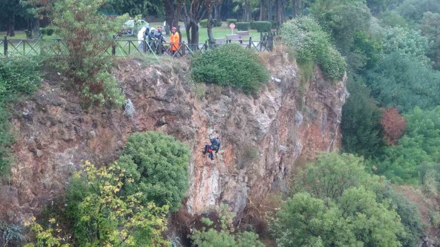 Falezlerde Mahsur Kalan Kadın İtfaiyenin Zorlu Operasyonuyla Kurtarıldı