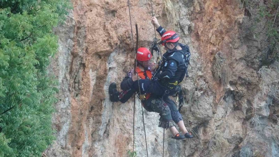 Falezlerde Mahsur Kalan Kadın İtfaiyenin Zorlu Operasyonuyla Kurtarıldı