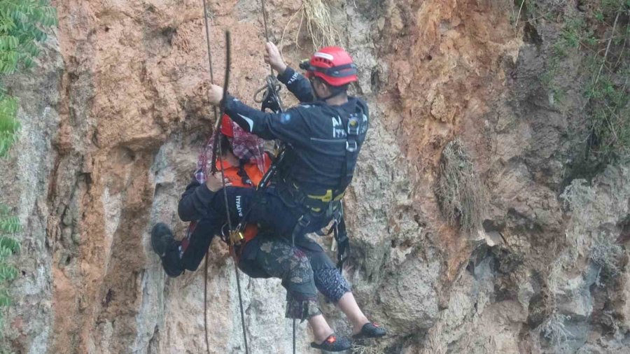 Falezlerde Mahsur Kalan Kadın İtfaiyenin Zorlu Operasyonuyla Kurtarıldı