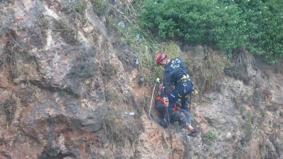 Falezlerde Mahsur Kalan Kadın İtfaiyenin Zorlu Operasyonuyla Kurtarıldı