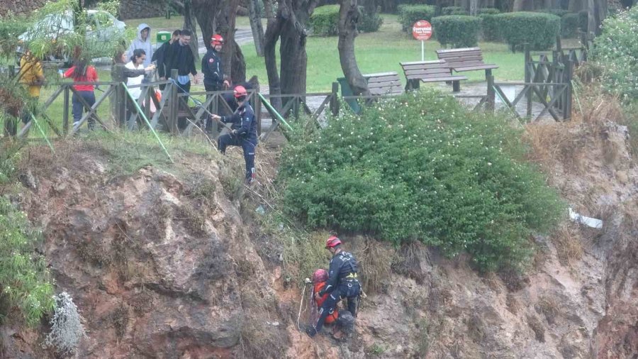 Falezlerde Mahsur Kalan Kadın İtfaiyenin Zorlu Operasyonuyla Kurtarıldı