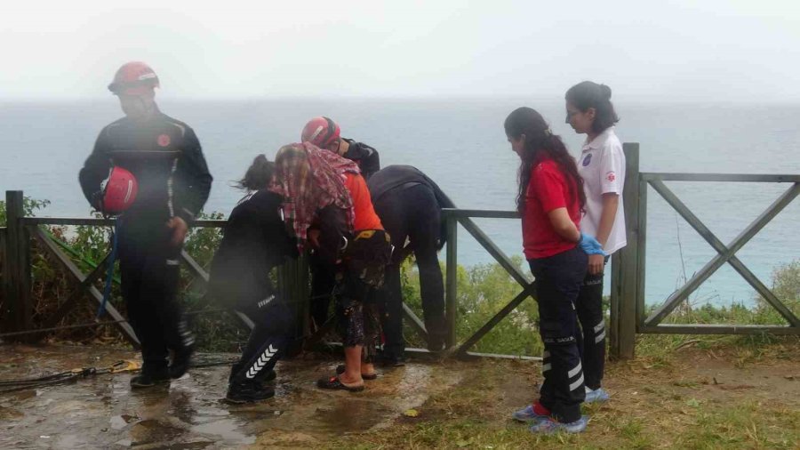 Falezlerde Mahsur Kalan Kadın İtfaiyenin Zorlu Operasyonuyla Kurtarıldı