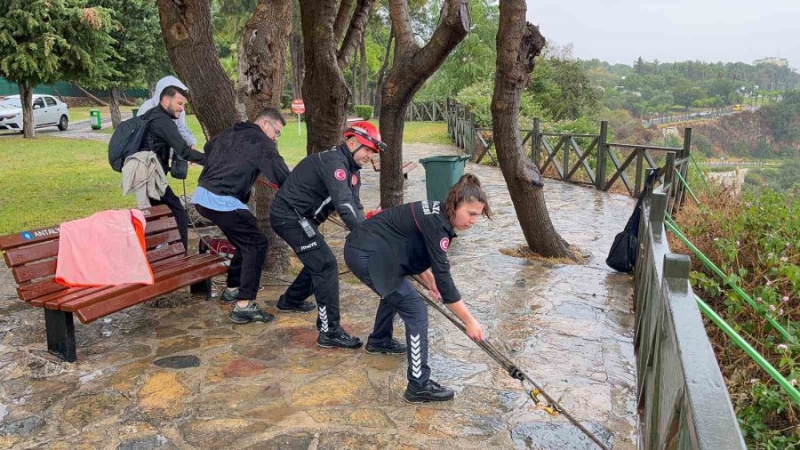 Falezlerde Mahsur Kalan Kadın İtfaiyenin Zorlu Operasyonuyla Kurtarıldı