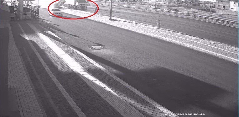 Tırla Çarpışan Araç Havada Takla Atıp Ters Döndü, Sürücü Hafif Yaralandı