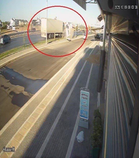 Tırla Çarpışan Araç Havada Takla Atıp Ters Döndü, Sürücü Hafif Yaralandı