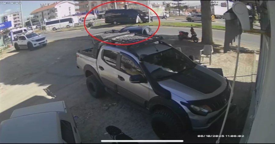 Tur Minibüsü Levhaya Çarptı, Temizlik İşçisi Saniyelerle Ölümden Döndü