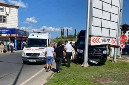 Tur Minibüsü Levhaya Çarptı, Temizlik İşçisi Saniyelerle Ölümden Döndü