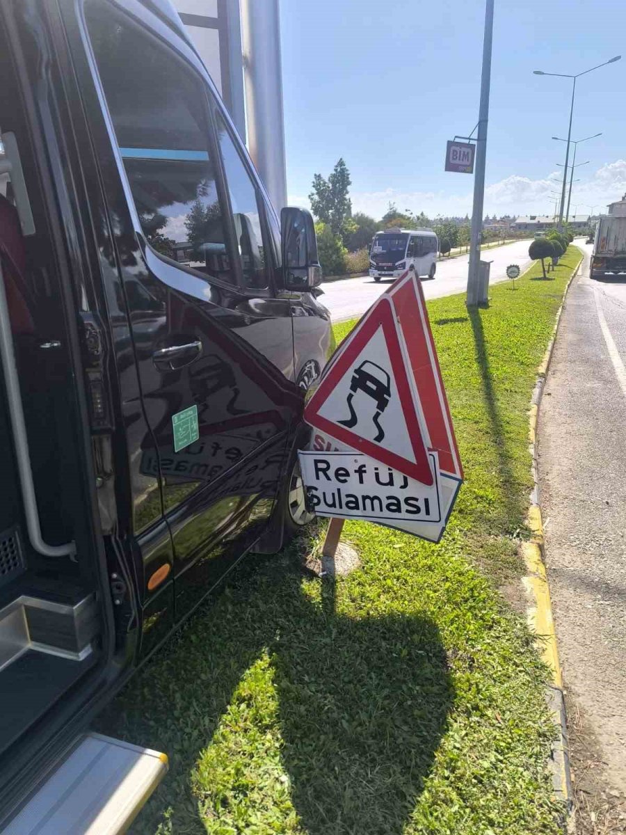 Tur Minibüsü Levhaya Çarptı, Temizlik İşçisi Saniyelerle Ölümden Döndü