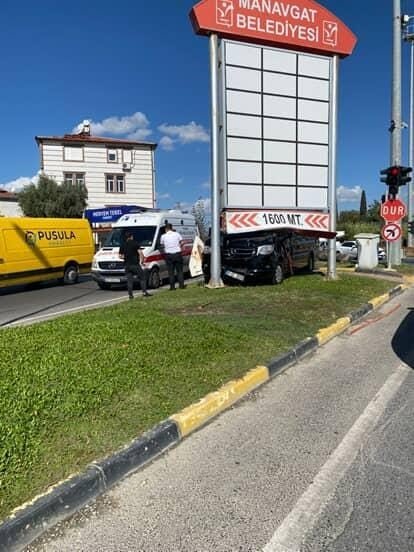 Tur Minibüsü Levhaya Çarptı, Temizlik İşçisi Saniyelerle Ölümden Döndü