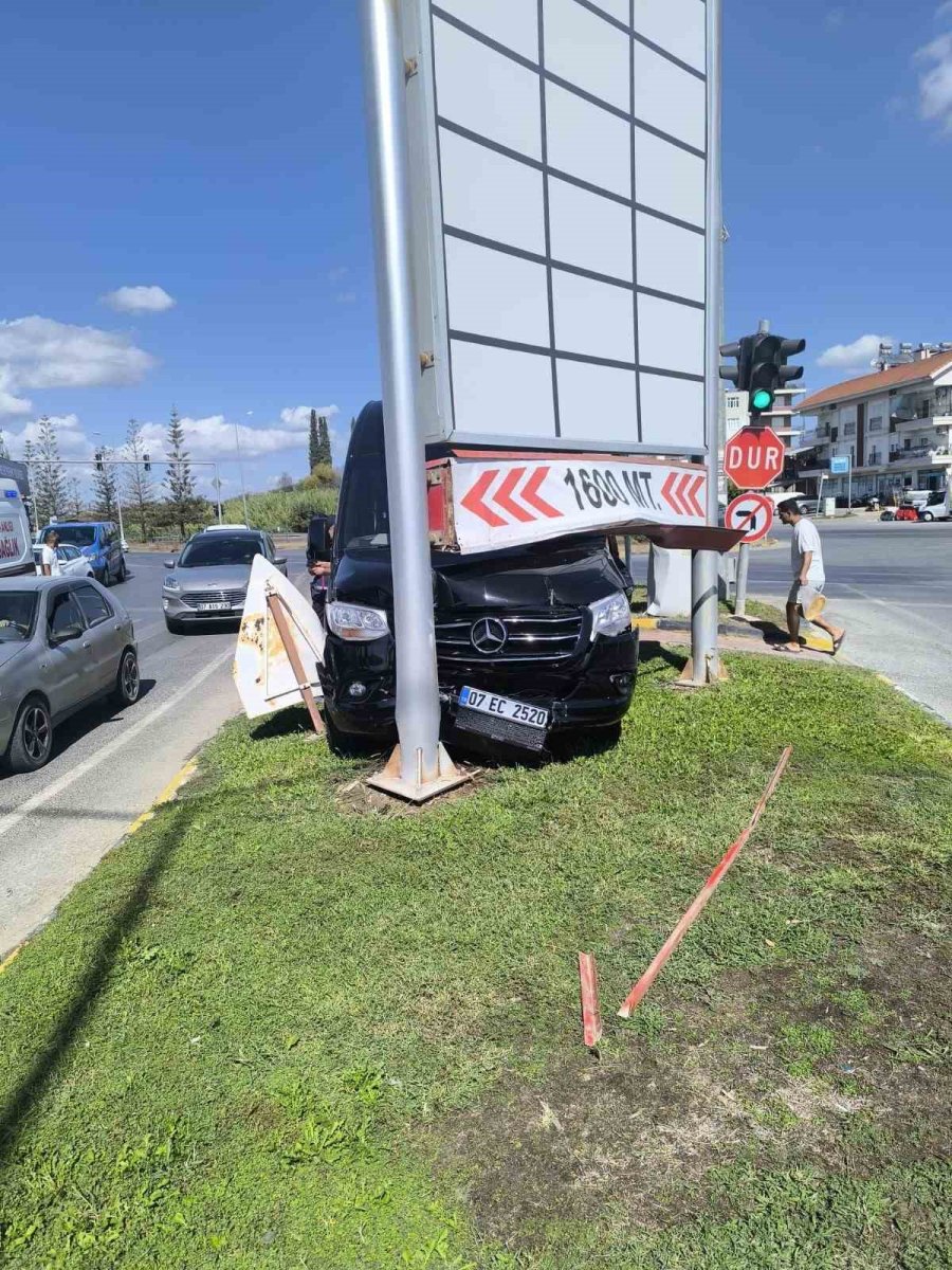Tur Minibüsü Levhaya Çarptı, Temizlik İşçisi Saniyelerle Ölümden Döndü