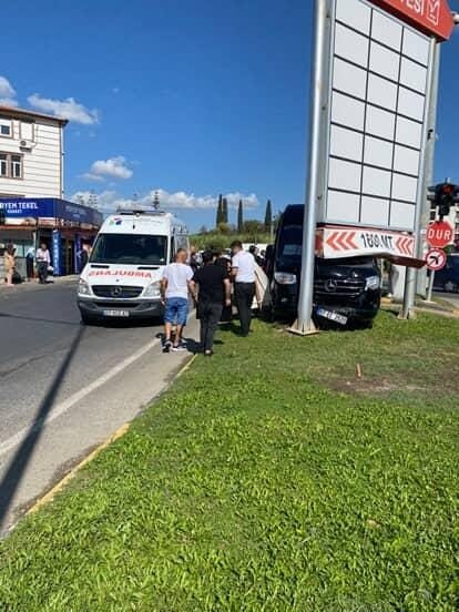 Tur Minibüsü Levhaya Çarptı, Temizlik İşçisi Saniyelerle Ölümden Döndü