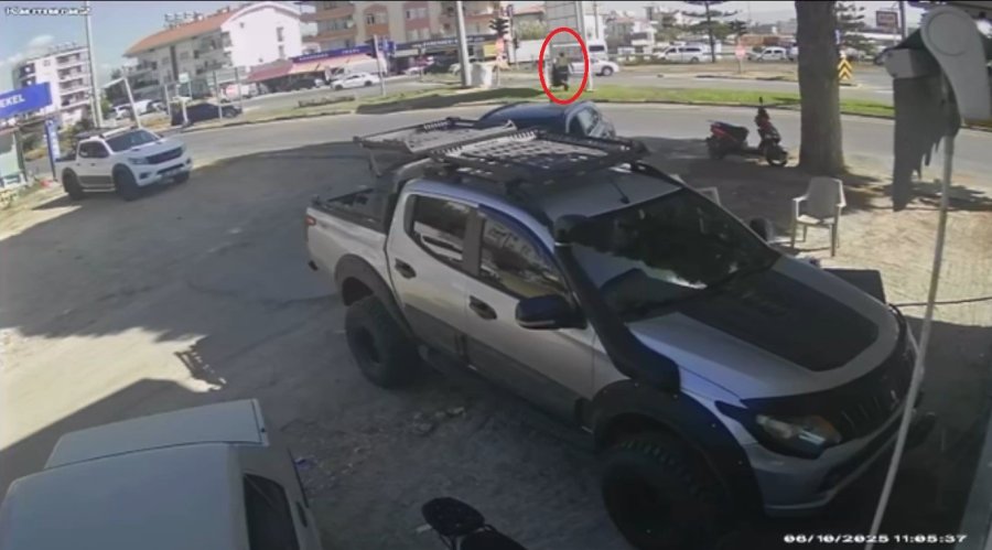 Tur Minibüsü Levhaya Çarptı, Temizlik İşçisi Saniyelerle Ölümden Döndü