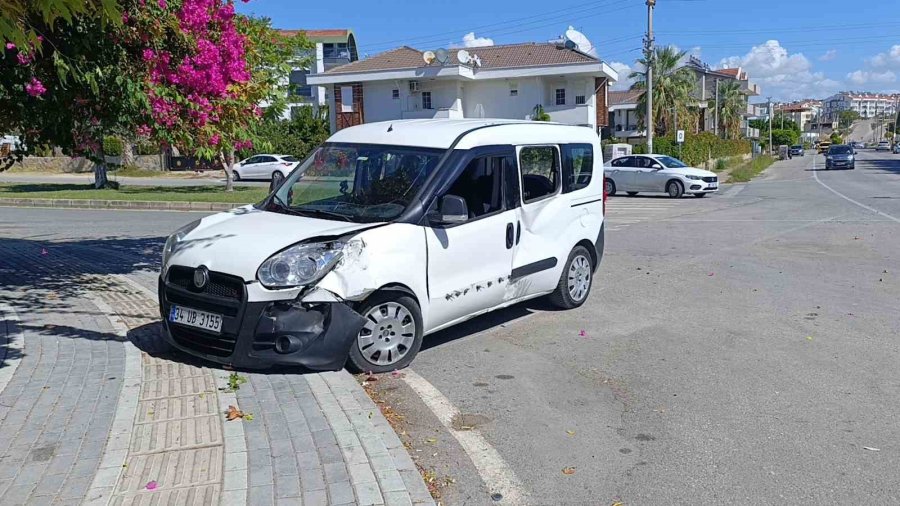 Manavgat’ta Atv İle Hafif Ticari Araç Çarpıştı: 1 Yaralı