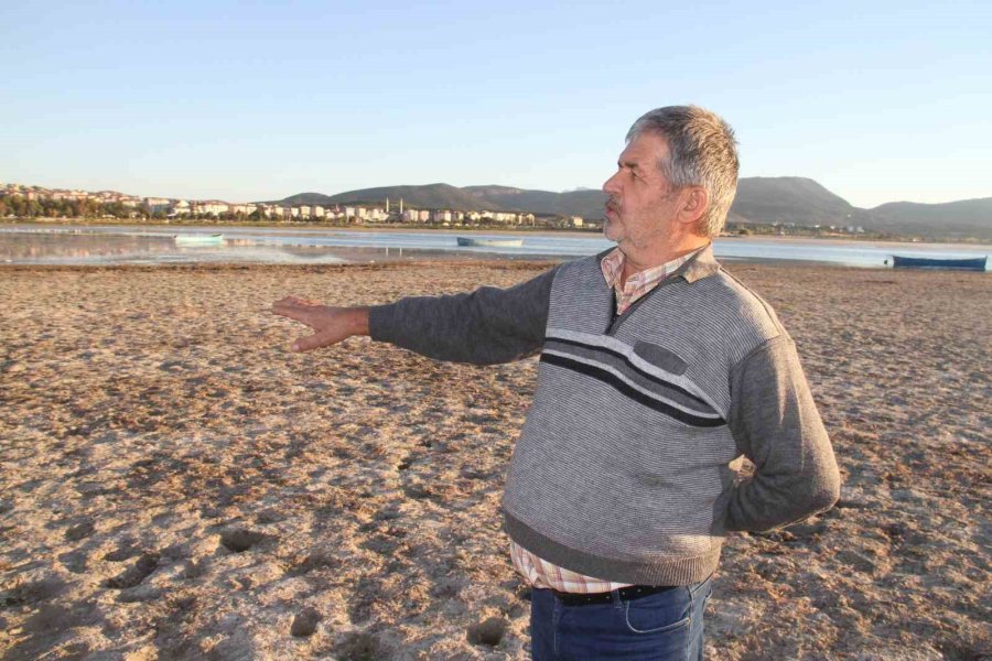 Balıkçıların Ağ Attığı Kuruyan Göldeki Toprak Parçalarında Şimdi Yürüyüş Yapılıyor