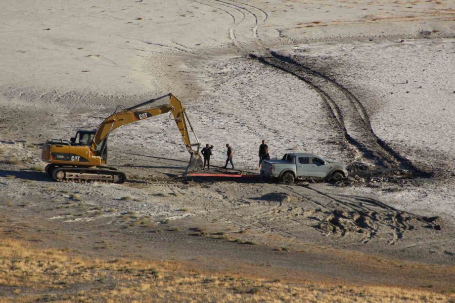 Meke Gölü’nde Bataklığa Saplanan Aracı Kurtarma Operasyonu