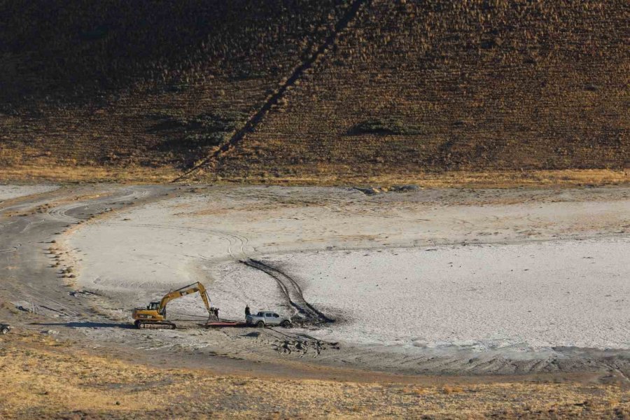 Meke Gölü’nde Bataklığa Saplanan Aracı Kurtarma Operasyonu