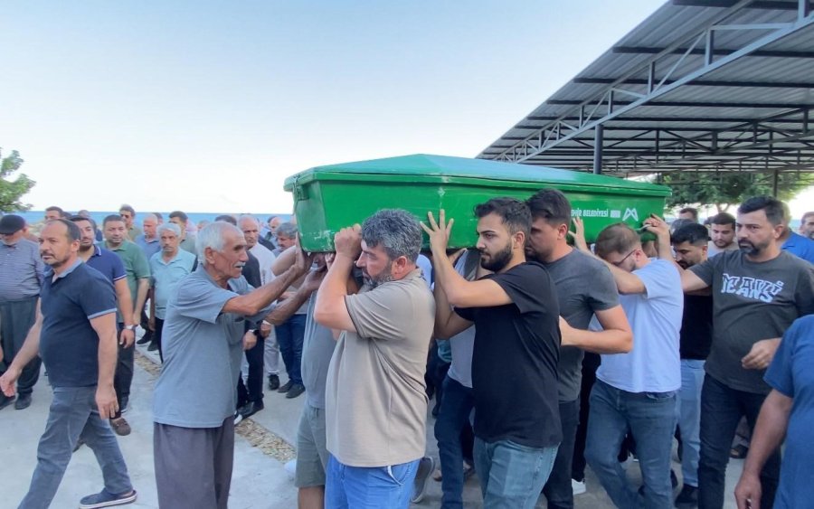 Mersin’deki İşçi Servisi Kazasında Hayatını Kaybeden 4 Kişiden Biri Toprağa Verildi