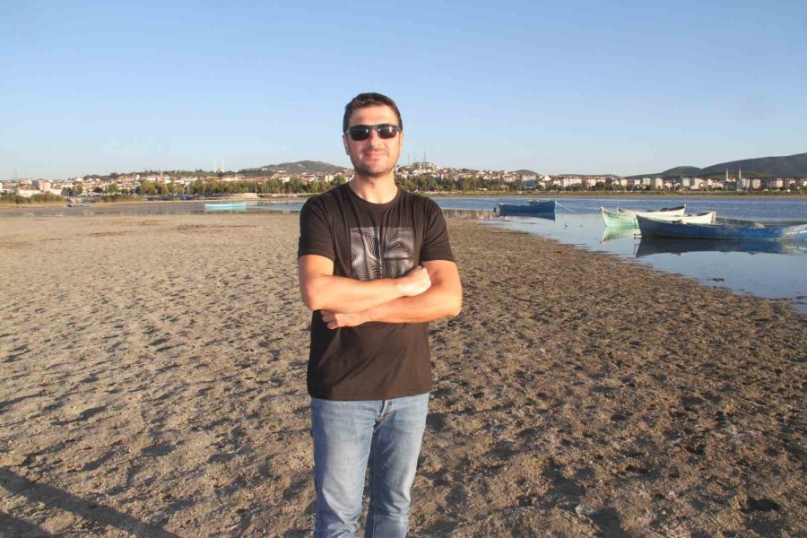 Balıkçıların Ağ Attığı Kuruyan Göldeki Toprak Parçalarında Şimdi Yürüyüş Yapılıyor