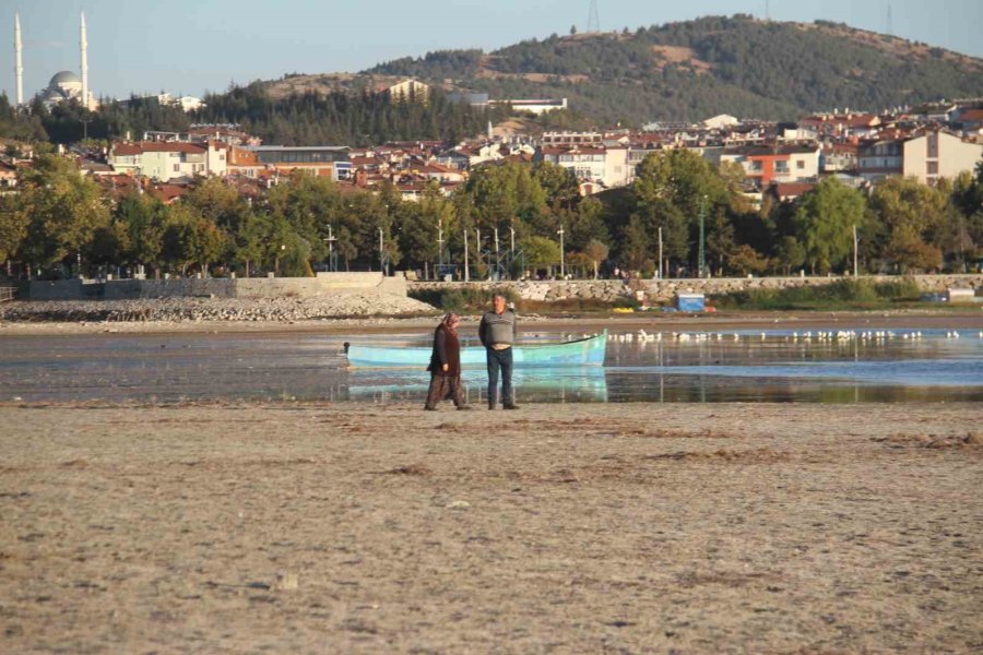 Balıkçıların Ağ Attığı Kuruyan Göldeki Toprak Parçalarında Şimdi Yürüyüş Yapılıyor
