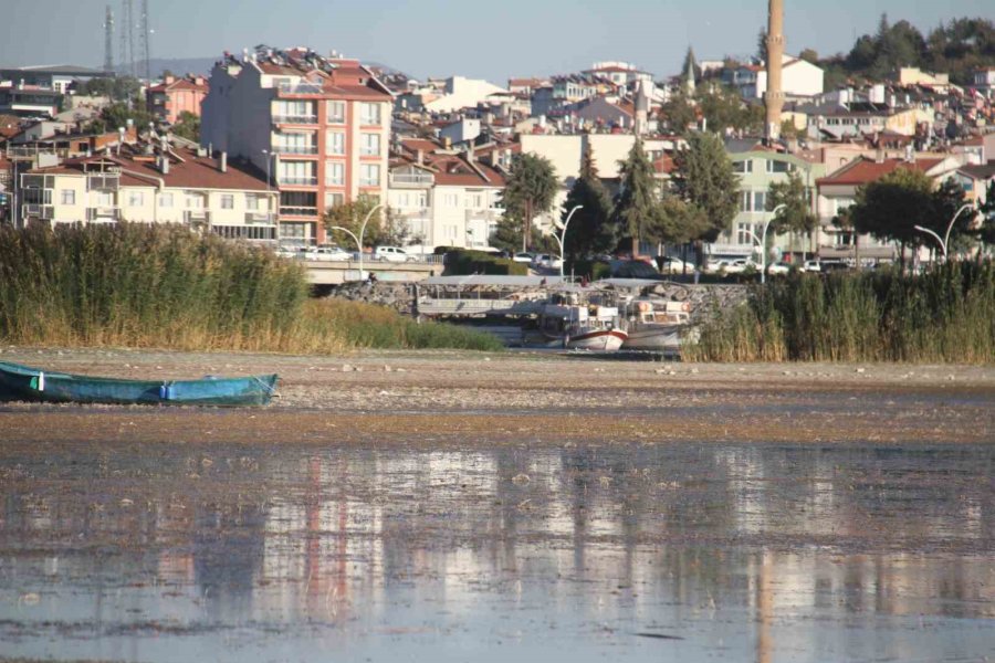 Balıkçıların Ağ Attığı Kuruyan Göldeki Toprak Parçalarında Şimdi Yürüyüş Yapılıyor