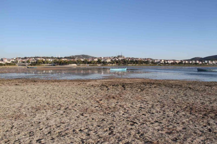 Balıkçıların Ağ Attığı Kuruyan Göldeki Toprak Parçalarında Şimdi Yürüyüş Yapılıyor