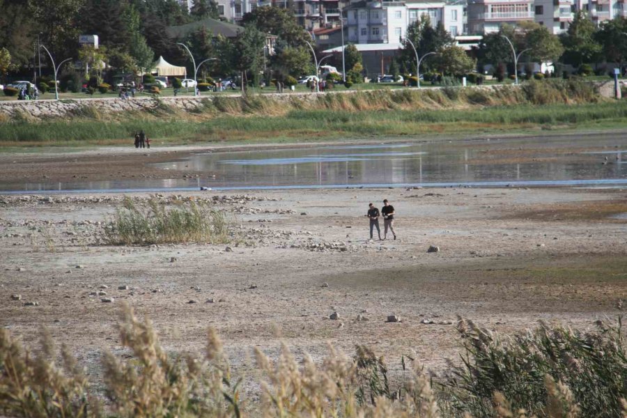 Balıkçıların Ağ Attığı Kuruyan Göldeki Toprak Parçalarında Şimdi Yürüyüş Yapılıyor