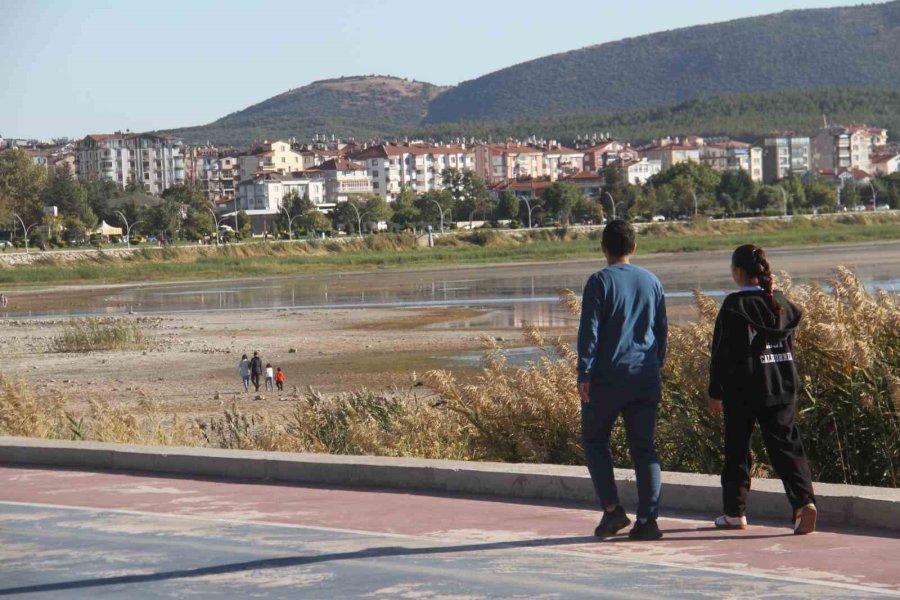 Balıkçıların Ağ Attığı Kuruyan Göldeki Toprak Parçalarında Şimdi Yürüyüş Yapılıyor