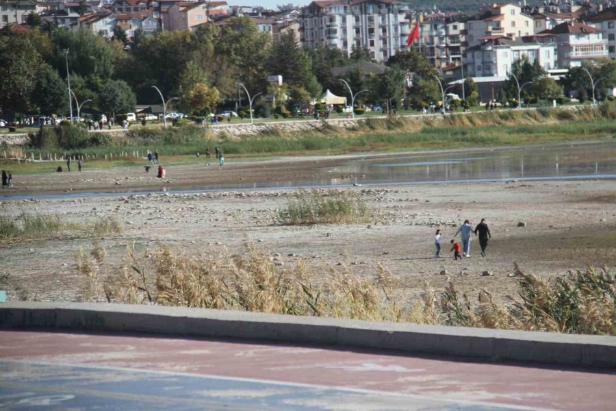 Balıkçıların Ağ Attığı Kuruyan Göldeki Toprak Parçalarında Şimdi Yürüyüş Yapılıyor