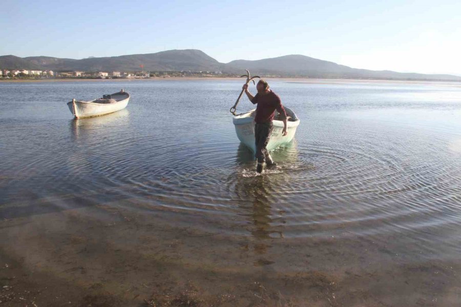 Balıkçıların Ağ Attığı Kuruyan Göldeki Toprak Parçalarında Şimdi Yürüyüş Yapılıyor