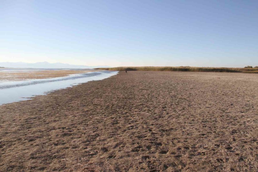 Balıkçıların Ağ Attığı Kuruyan Göldeki Toprak Parçalarında Şimdi Yürüyüş Yapılıyor