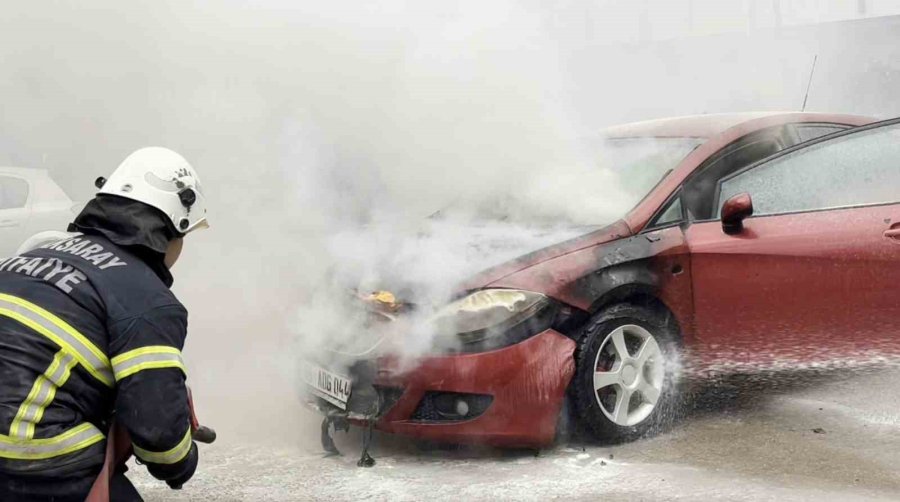 Aksaray’da Seyir Halindeki Otomobil Alev Aldı