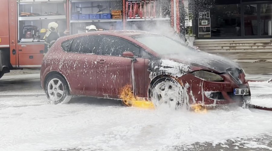 Aksaray’da Seyir Halindeki Otomobil Alev Aldı