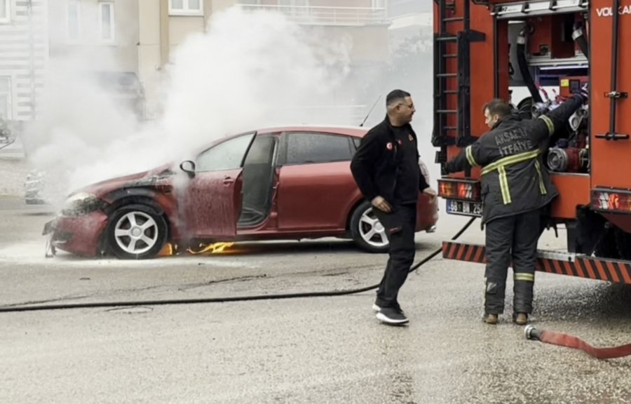 Aksaray’da Seyir Halindeki Otomobil Alev Aldı