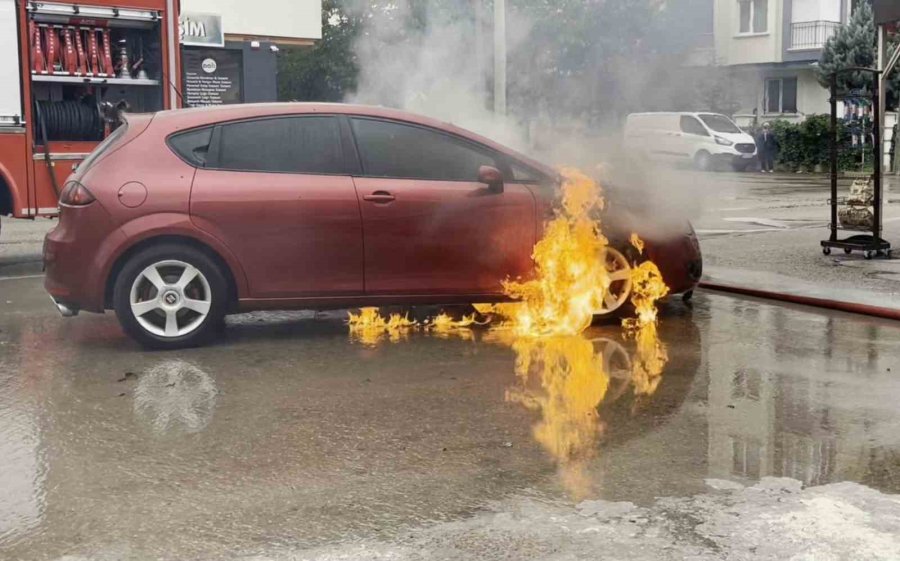 Aksaray’da Seyir Halindeki Otomobil Alev Aldı