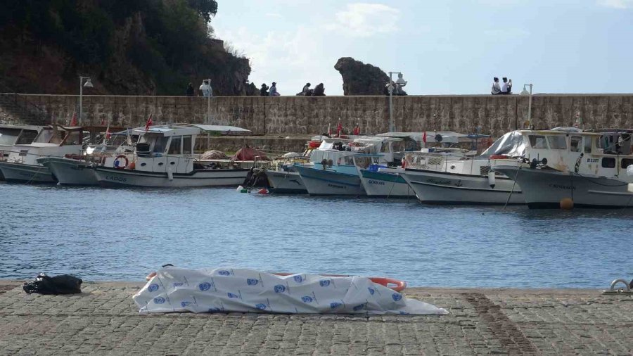Antalya’da Denizde Erkek Cesedi Bulundu