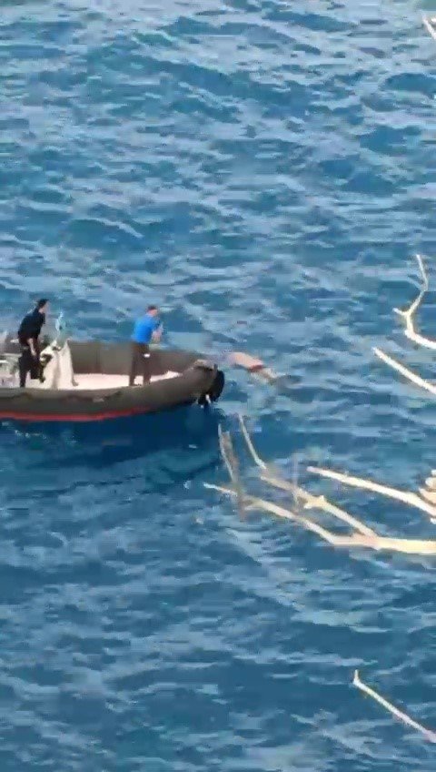 Antalya’da Denizde Erkek Cesedi Bulundu