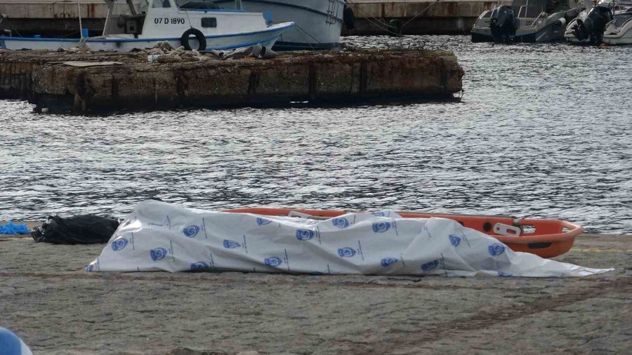 Antalya’da Denizde Erkek Cesedi Bulundu