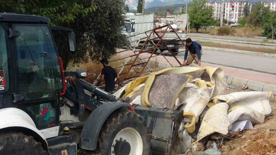 Antalya’da Atık Malzemelerin İstiflendiği 8 Noktadan 30 Kamyon Çöp Çıktı