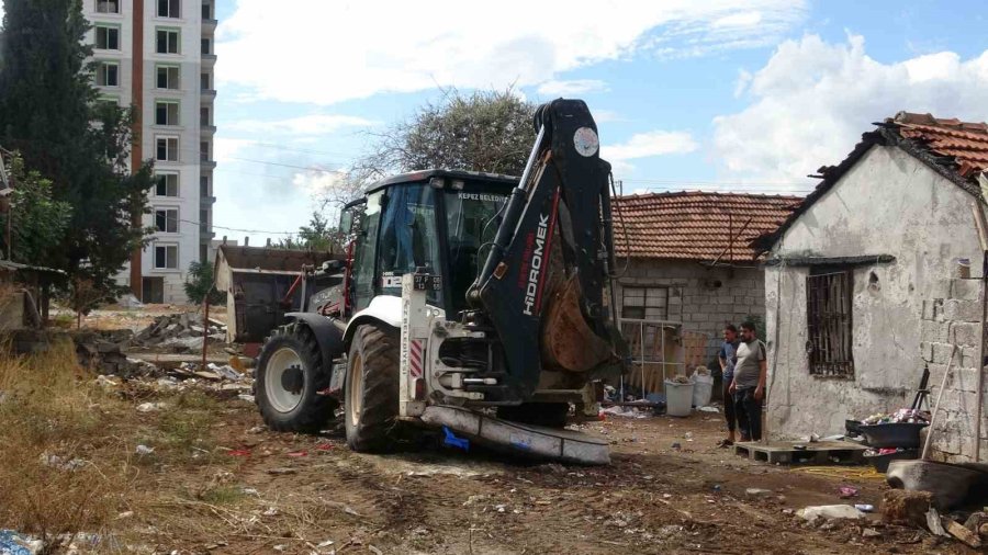 Antalya’da Atık Malzemelerin İstiflendiği 8 Noktadan 30 Kamyon Çöp Çıktı