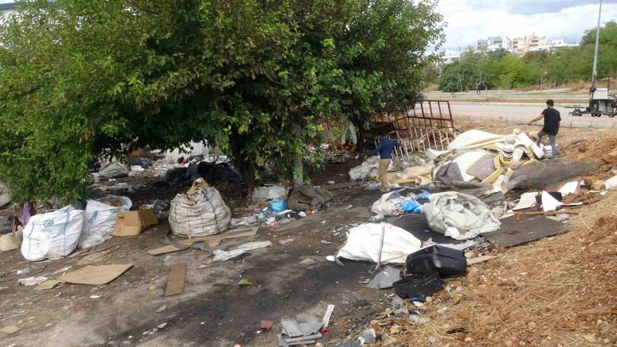 Antalya’da Atık Malzemelerin İstiflendiği 8 Noktadan 30 Kamyon Çöp Çıktı