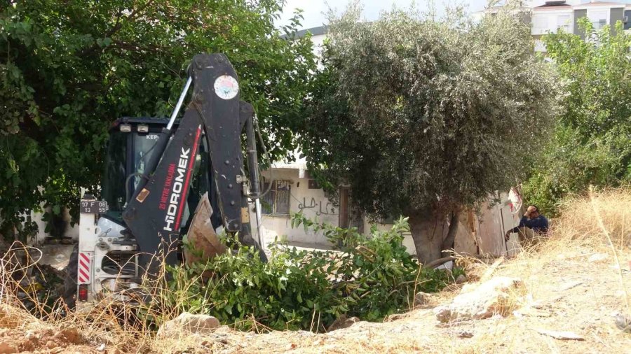 Antalya’da Atık Malzemelerin İstiflendiği 8 Noktadan 30 Kamyon Çöp Çıktı