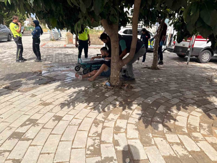 Motosikletle Hafif Ticari Araç Çarpıştı: 1 Yaralı