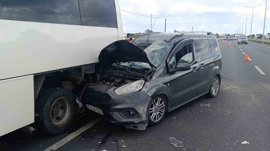 Antalya’da Hafif Ticari Araç Midibüse Çarptı: 1’i Ağır 2 Yaralı