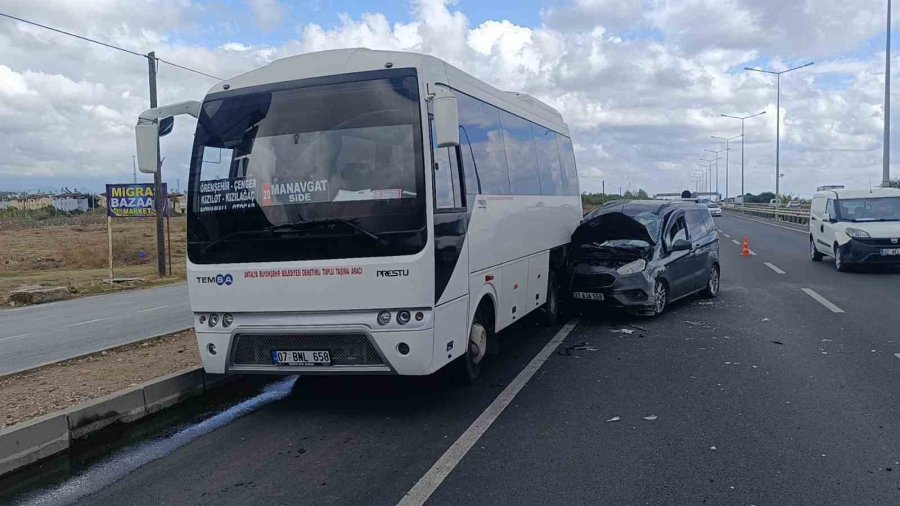 Antalya’da Hafif Ticari Araç Midibüse Çarptı: 1’i Ağır 2 Yaralı