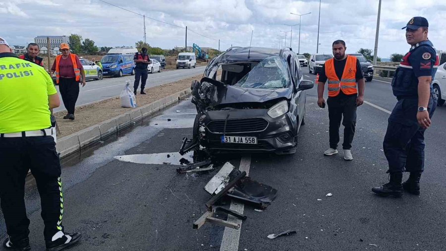 Antalya’da Hafif Ticari Araç Midibüse Çarptı: 1’i Ağır 2 Yaralı