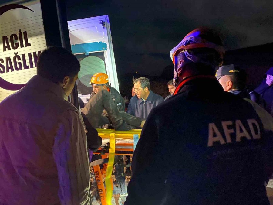 Karaman’da Kontrolden Çıkan Kamyonet Kayalıklara Çarptı: 1 Yaralı