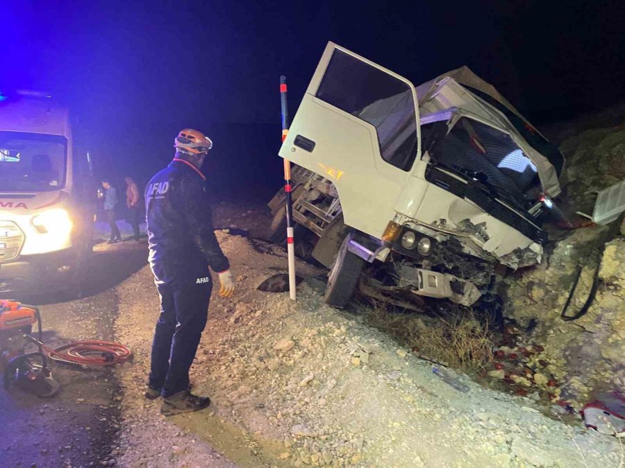 Karaman’da Kontrolden Çıkan Kamyonet Kayalıklara Çarptı: 1 Yaralı